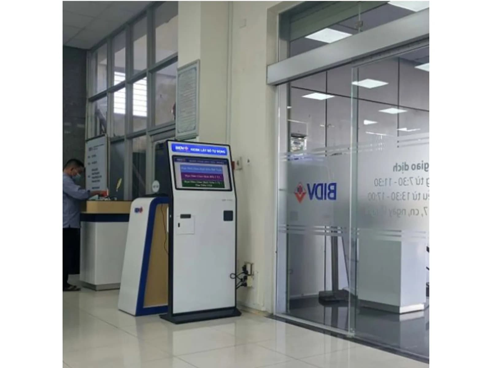 Hệ thống Xếp hàng tự động NGÂN HÀNG COMQ - Thumbnail 5