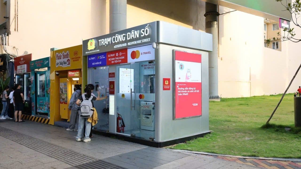 Người dân sử dụng Trạm công dân số